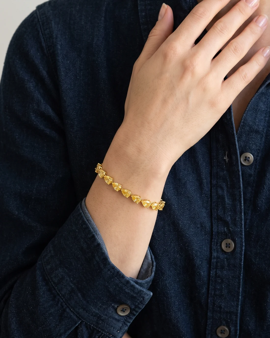 ORTIGAS Yellow Pear Line bracelet, worn on the wrist