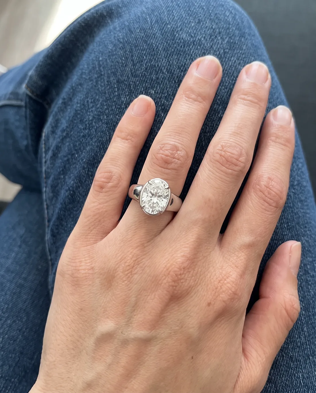 ORTIGAS Oval bezel ring worn on the hand