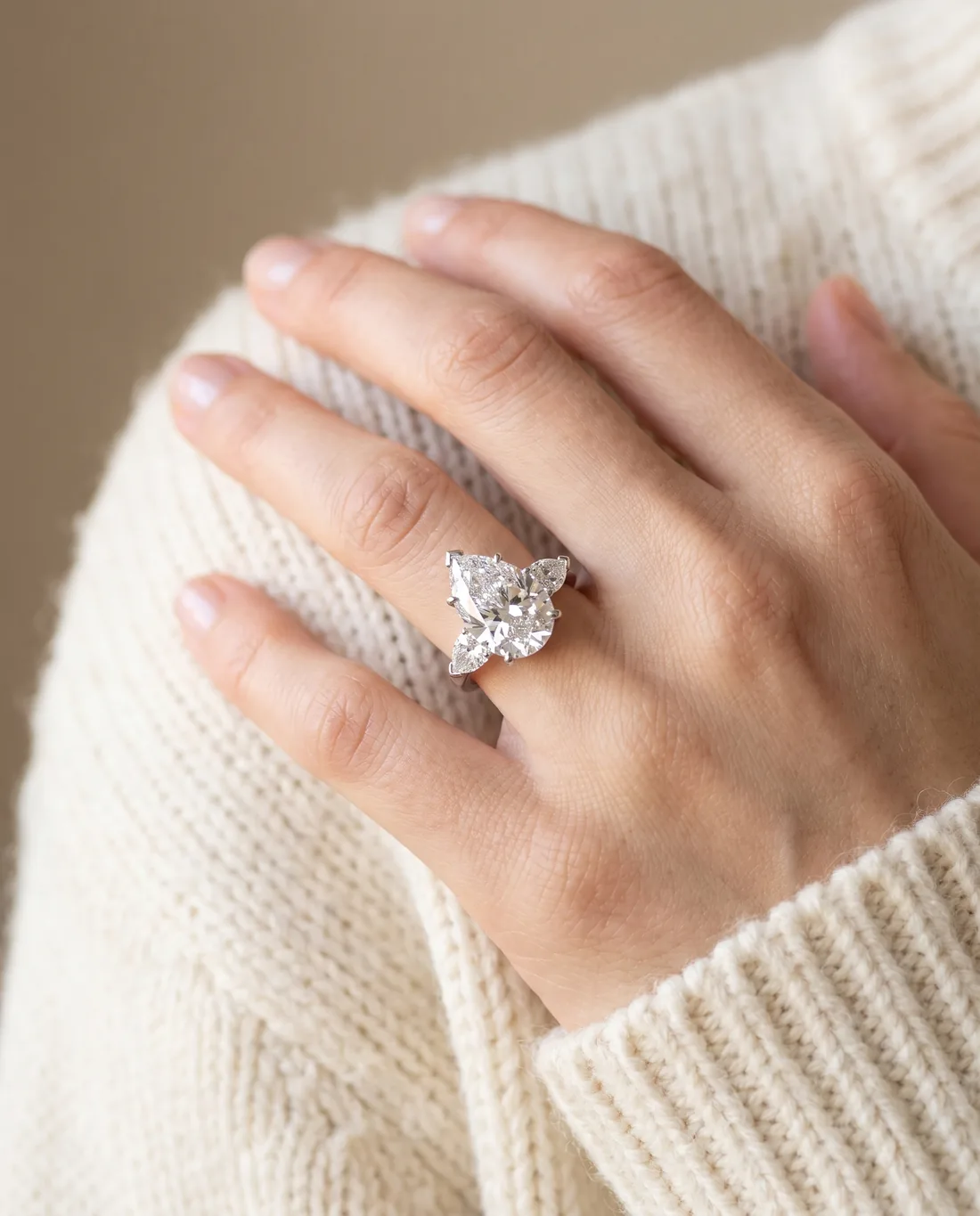 ORTIGAS Pear three-stone ring worn on the hand